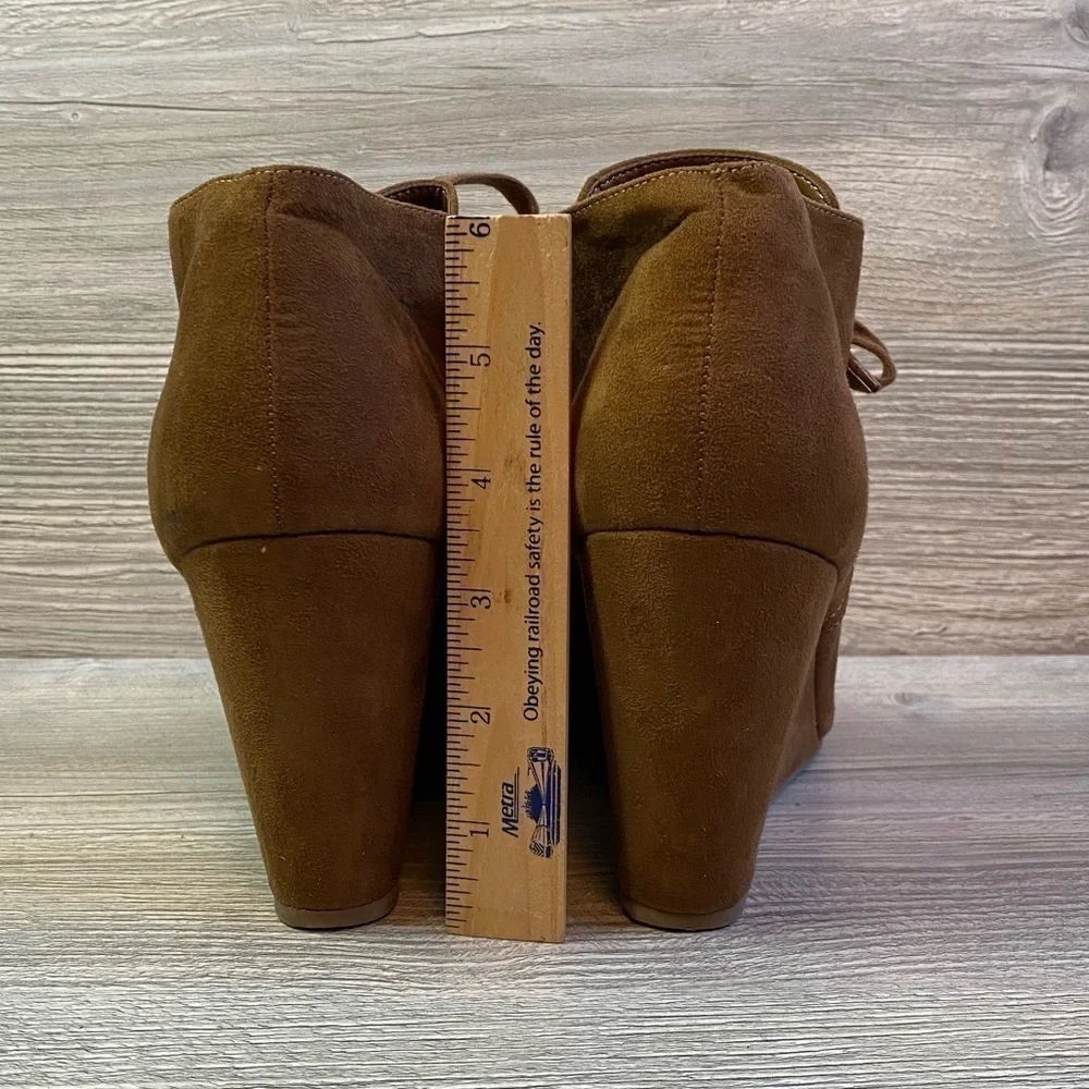 Dolce Vita Brown lace up ankle booties Suede fabric covered wedge heel size 8.5
